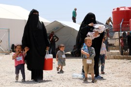 نساء يمشين في مخيم الهول شمال شرق سوريا المخصص لعائلات مقاتلي تنظيم الدولة