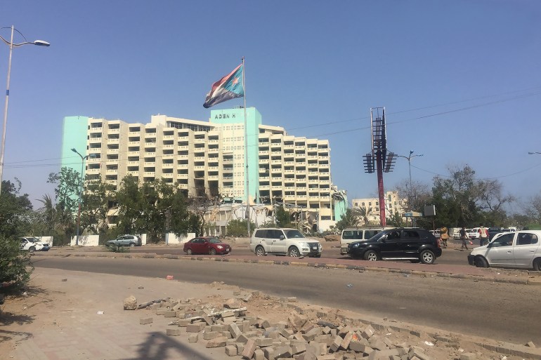 صورة خاصة يظهر فيها فندق عدن وامامه علم الشطر الجنوبي سابقا الذي صار المرفرف في سماء عدن