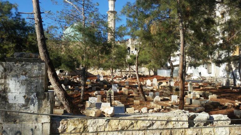 تحولت معظم الحدائق في مناطق سيطرة المعارضة إلى مقابر تضم ضحايا قصف النظام السوري عمر يوسف