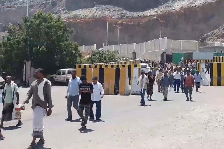 اقتاحم متظاهرين في عدن البوابة الأولى لقصر معاشيق الرئاسي، مقرِ الحكومة اليمنية