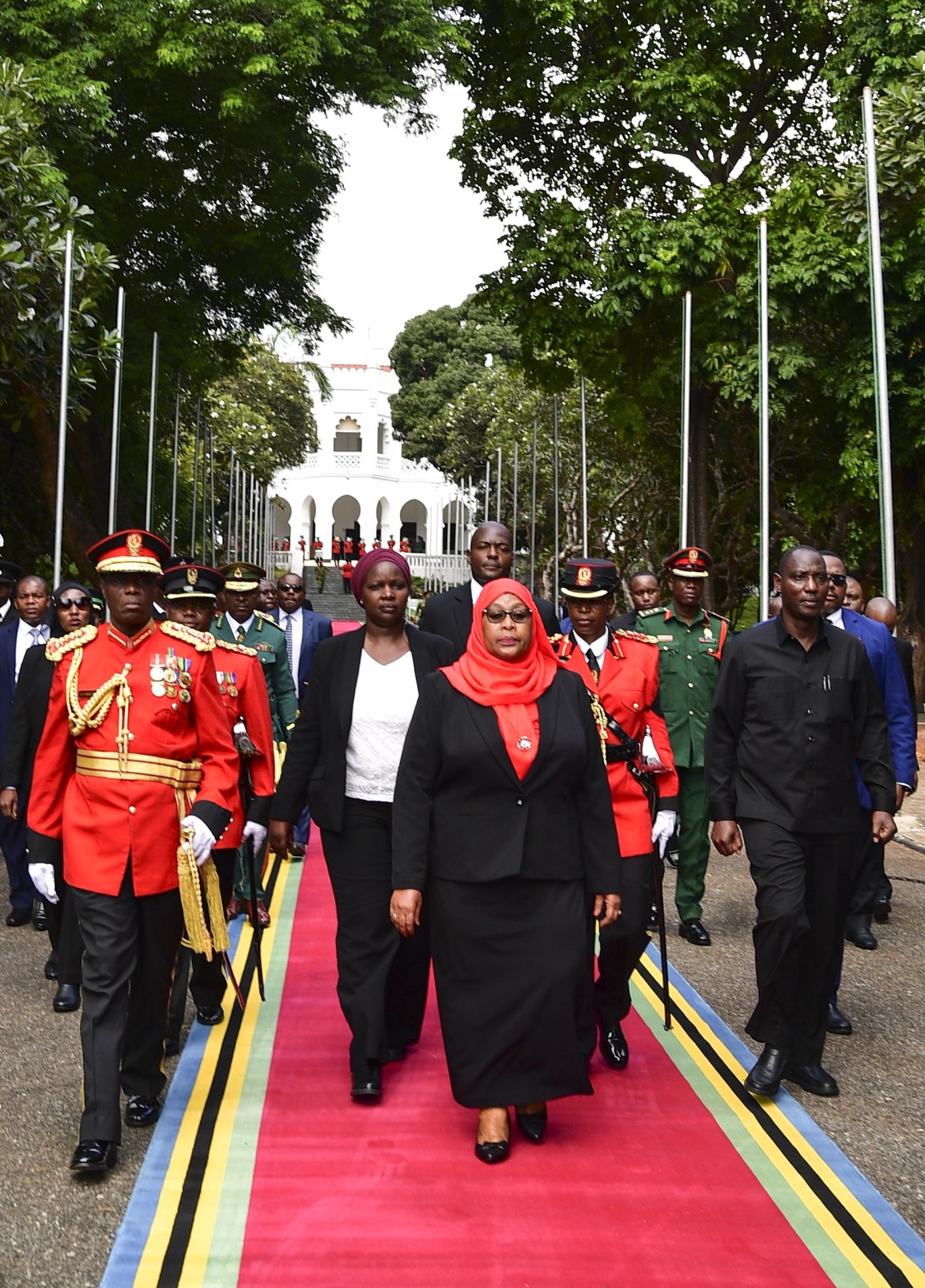 الرئيسة التنزانية الجديدة (61 عاما) دعت شعبها إلى وحدة الصف والتطلع للمستقبل بأمل وثقة (الأناضول)