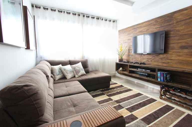 بلمسة خشب بسيطة على الجدار الموجود خلف التلفاز حول غرفة المعيشة إلى لوحة رائعة بتصميم متفرد- (بيكسلز)_