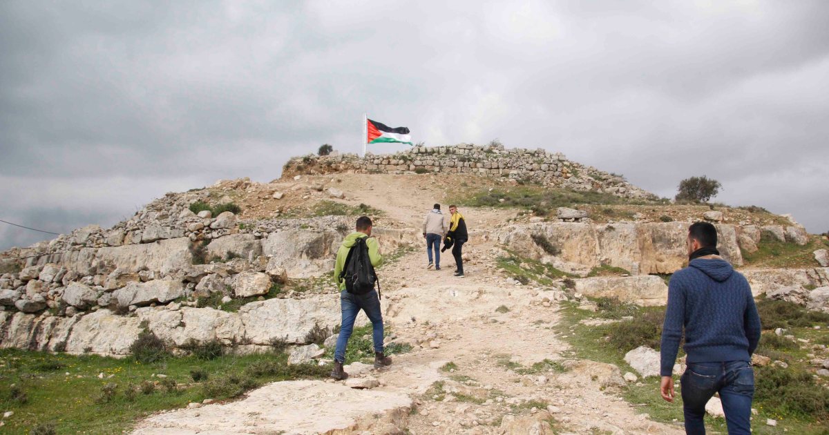 المسارات.. الفلسطينيون يمشون فوق أرضهم لدحض مزاعم الاحتلال