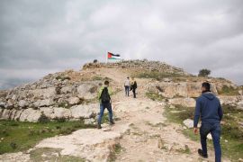 الفلسطينيون يسعون لتثبيت فلسطينية مواقعهم التاريخية والاثرية-شبان يسيرون باتجاه جبل العرمة الأثري الذي يحاول الاحتلال مصادرته -الضفةالغربية-جنوب نابلس—الجزيرةنت13