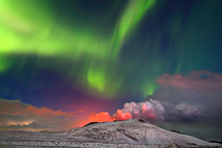 رائج/أيسلندا/صورة مذهلة توثق ظهور الشفق القطبي فوق بركان فاغرادالسفيال الثائر - المصدر: فيسبوك - كريستوفر ماثيوز