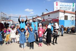 ممثلو مسلسل أرطغرل يشاركون منظمات تركية بدعم مخيمات الشمال السوري