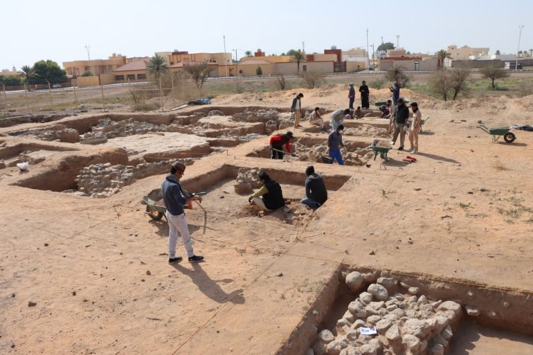 جامعة حائل تواصل التنقيبات الأثرية في مدينة فيد، وتعثر على دينار عباسي يكشف عن تاريخ فيد الأثري.