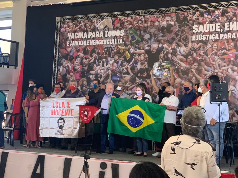 الرئيس البرازيلي الأسبق لولا دا سيلفا في أول مؤتمر صحفي له عقب إلغاء الأحكام ضده في مقر نقابة عمال الحديد في مدينة ساوبرناردو دو كامبو في البرازيل