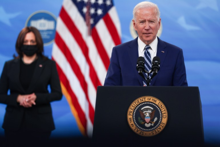 U.S. President Joe Biden, ‪with Vice President Kamala Harris,‬ delivers remarks after a meeting with his COVID-19 Response Team on the coronavirus disease (COVID-19) pandemic and the state of vaccinations, on the White House campus in Washington, U.S., March 29, 2021. REUTERS/Jonathan Ernst