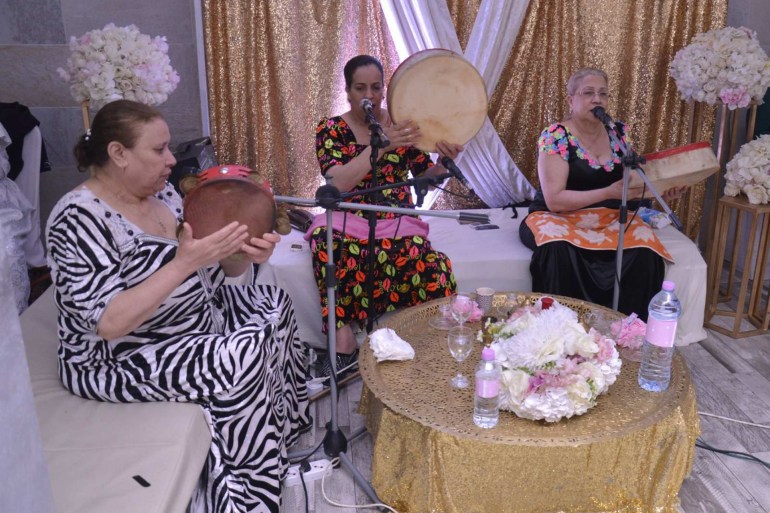 تعد الفرق الغنائية التقليدية أحد أعمدة الاحتفاليات التقليدية بمدينة عنابة