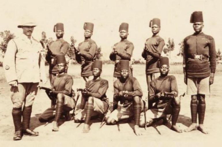 الجنود النوبيون مع السير فريدريك لوجارد اثناء الحكم الاستمعاري في اوغندا