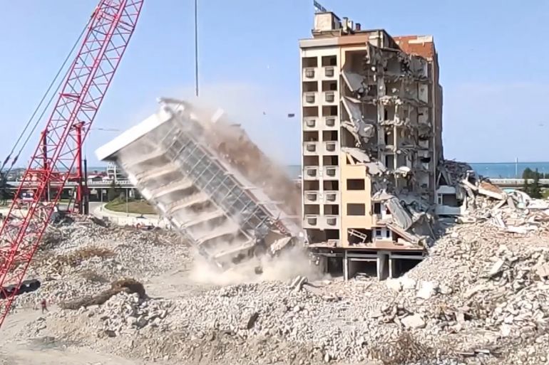 مشاهد توثق لحظة نجاة عامل من سقوط بناء في مدينة ريزا التركية