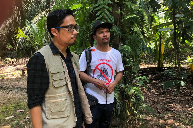 فيصل عزيز وشاق كويك أثناء جولة في الغابة أثنءا حملةللتعوعية بمخاطر قطع الأشجار وتهديد حياة السكان الأصليين