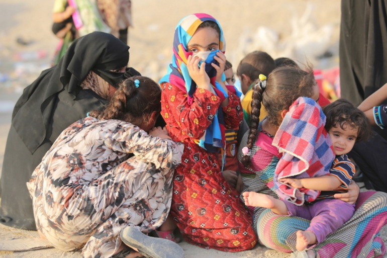1- تعيش عشرات العائلات في قرية البوعكاش من دون معيل وسط ظروف إنسانية قاسية - رويترز