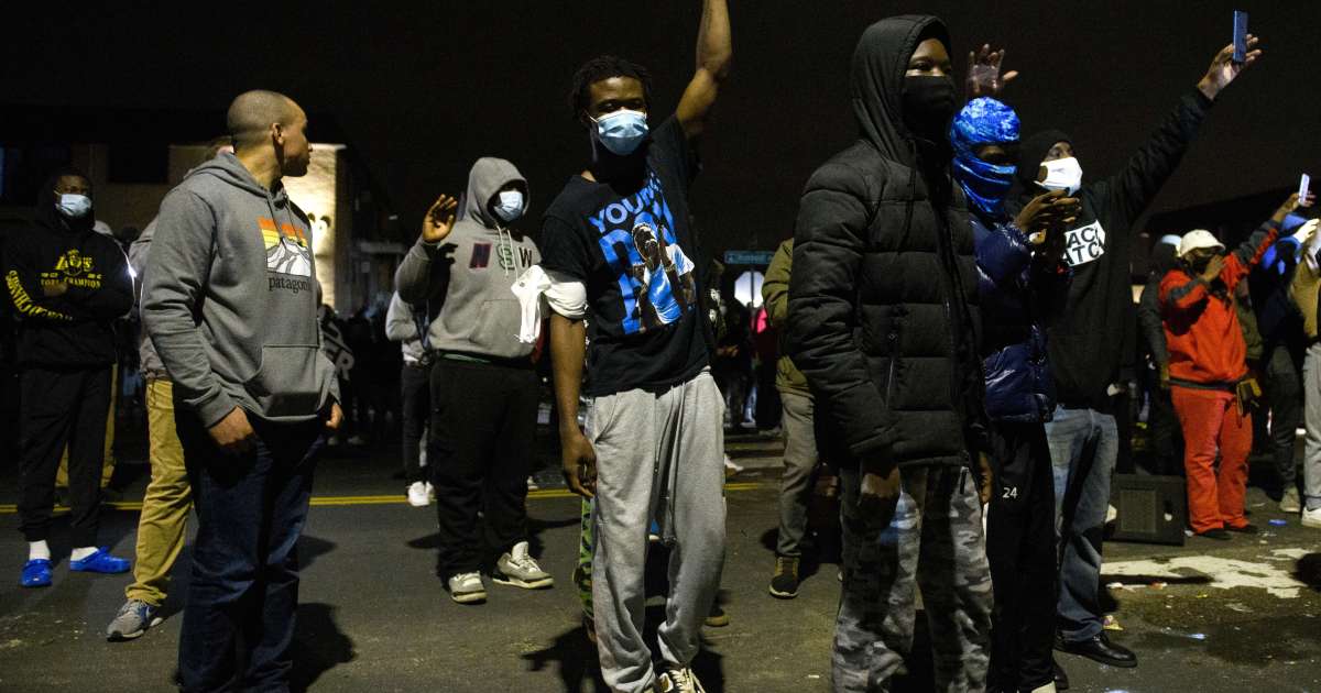 بعد مخالفة مرورية.. احتجاجات على مقتل شاب أسود برصاص الشرطة الأميركية