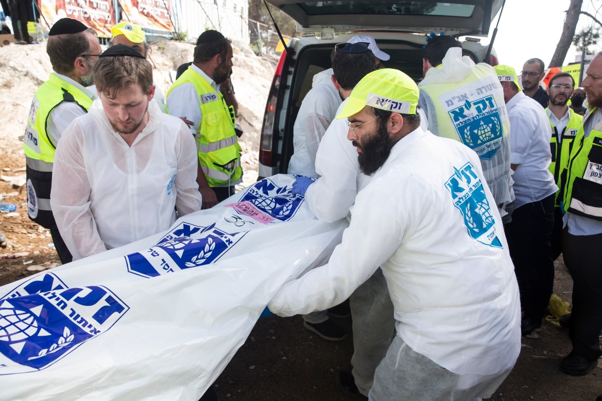 Israeli ambulance personnel while transporting the bodies of the dead (Getty Images)