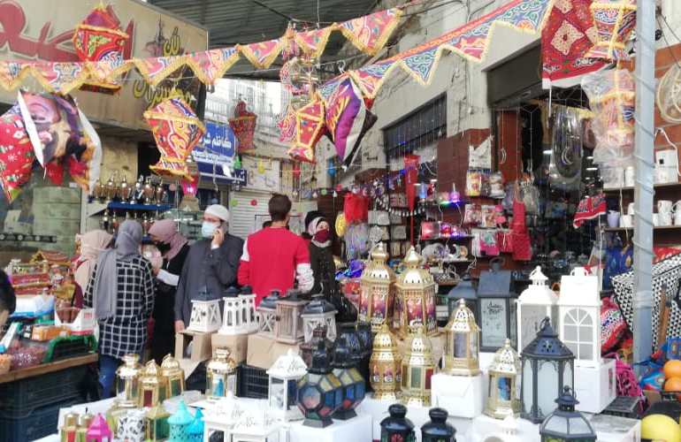 الأسواق تزدحم بالمتسوقين مع دخول شهر رمضان. الجزيرة . سوق السكر وسط البلد عمان