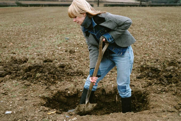 يقوم المزارعون ومالكو الحدائق في سويسرا بدفن ألفي زوج من الملابس الداخلية في أماكن متفرقة من البلاد