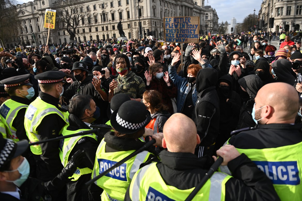 Un affrontement entre manifestants et policiers lors des manifestations dans la capitale britannique, alors que la police londonienne déployait un grand nombre d'officiers pour mettre fin à la manifestation, et annonçait l'arrestation de 26 personnes et la blessure de 10 officiers (européens)