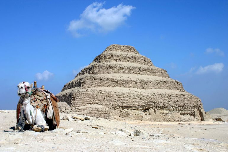 يوجد في مصر أكثر من 100 هرم قديم، ويعتبر هرم سقارة المدرج أشهرها 