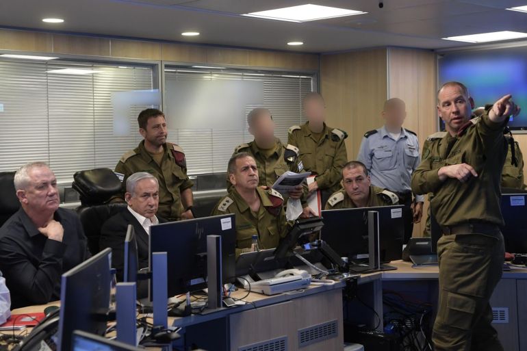 نتنياهو برفقة كوخافي وغانتس بمقر وزارة الدفاع لمتابعة سير الحملة العسكرية على غزة