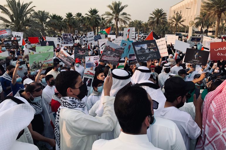 مئات الكويتيين يتجمعون في ساحة الإرادة تعبيرا عن نصرتهم للفلسطينيين وتنديدا بالممارسات الإسرائيلية
