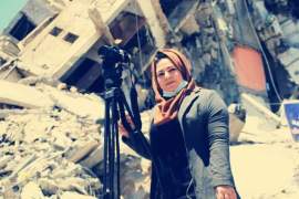 الصحفية فداء ابو العطا خلال تفقدها اليوم للصحفيين والمؤسسات الصحفية التي قصفها الاحتلال-