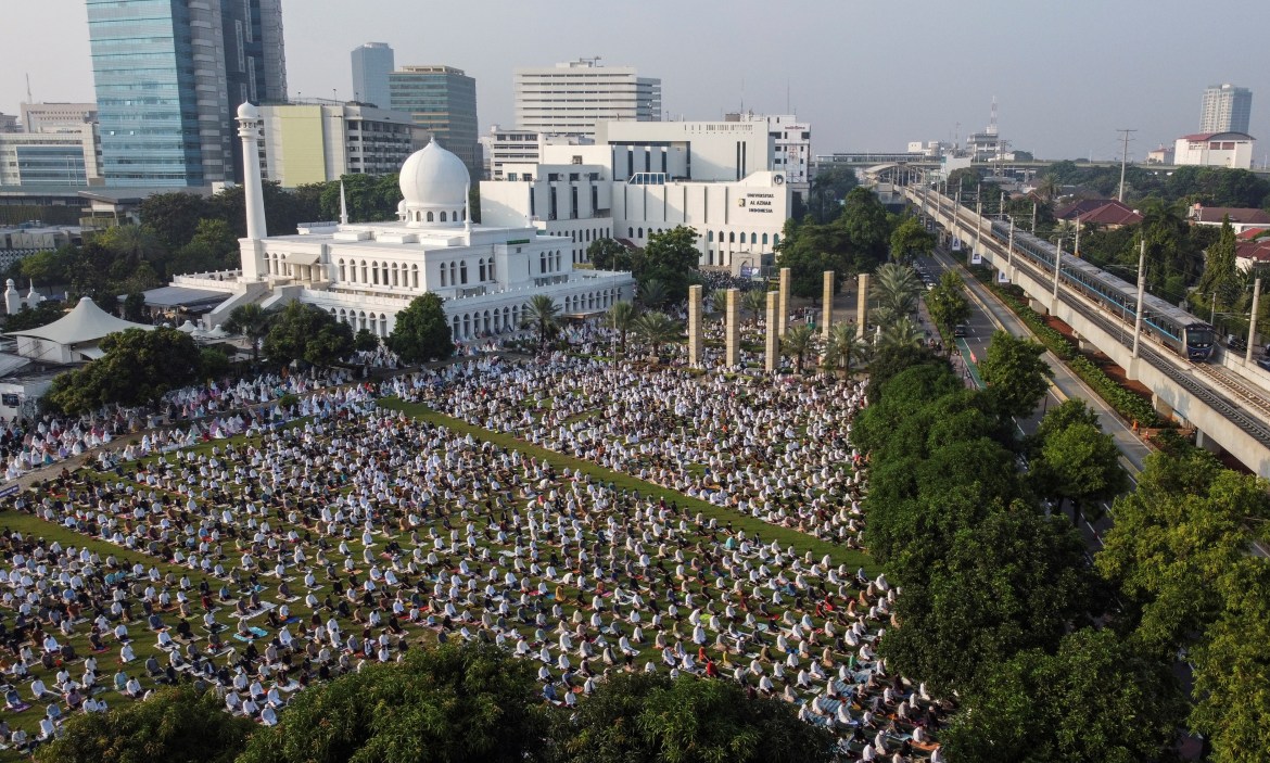 حشد من المصلين في ساحة مسجد الأزهر الذي يقع بمجمع مدارس الأزهر في كيبايوران الجديدة جنوب العاصمة الإندونيسية جاكرتا (رويترز)