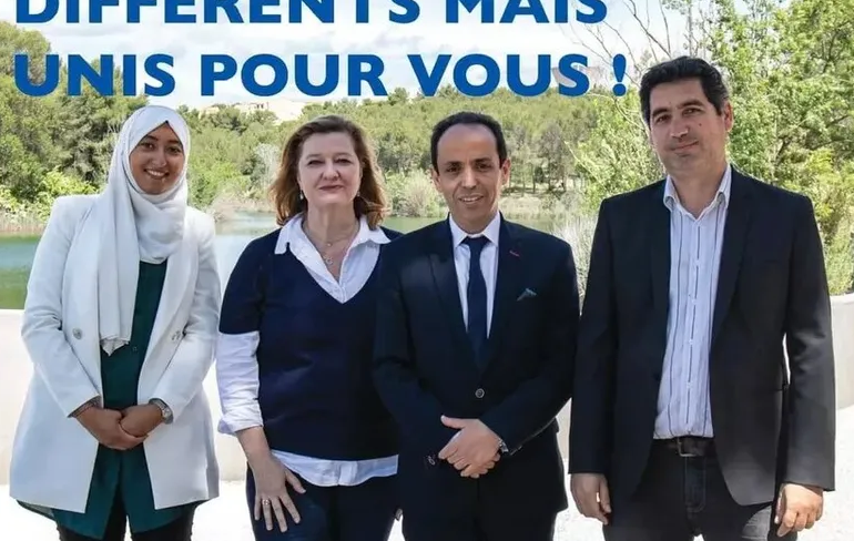 ملصق انتخابي يظهر المرشحة المحجبة سارة رماحي (أقصى يسار) ورفاقها في الحملة الانتخابية بمنطقة هيرولت جنوبي فرنسا