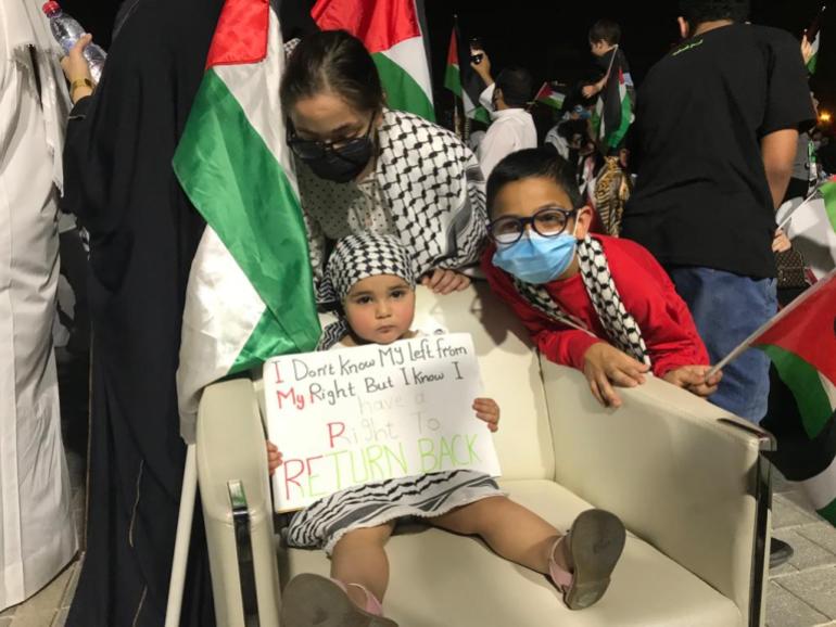الاطفال رفعوا لافتات منددة بجرائم اسرائيل صد الفلسطينيين