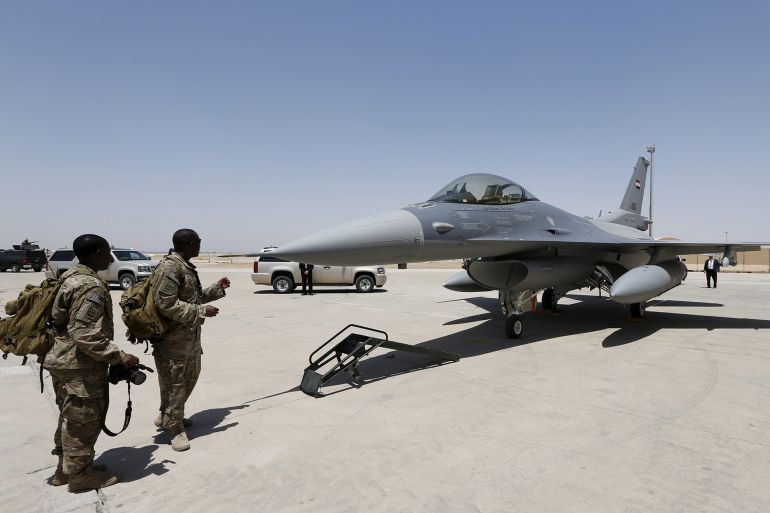 FILE PHOTO: U.S. Army soldiers look at an F-16 fighter jet during an official ceremony to receive four such aircraft from the United States, at a military base in Balad, Iraq, July 20, 2015. REUTERS/Thaier Al-Sudani/File Photo