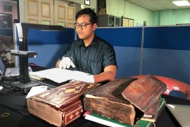باحث يعمل على ترميم المخطوطات في متحف ترينغانو بماليزيا