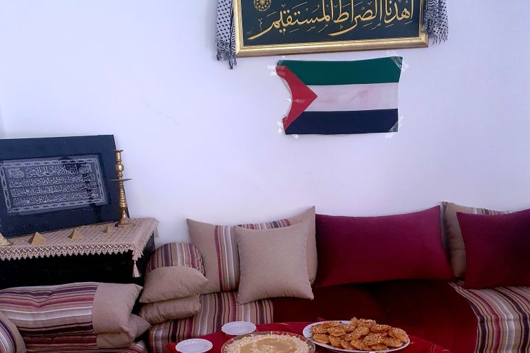 مائدة إفطار المغربية أمينة العمراني يوم عيد الفطر وقد علقت العلم الفلسطيني في غرفة الجلوس