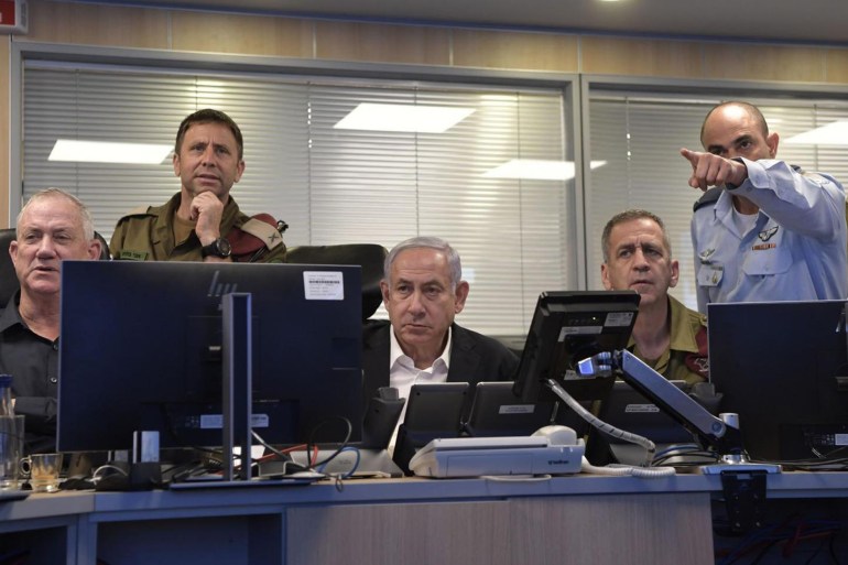نتنياهو برفقة كوخافي وغانتس بمقر وزارة الدفاع لمتابعة سير الحملة العسكرية على غزة