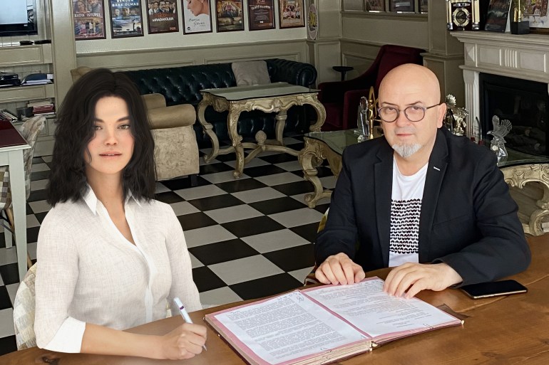 الممثلة الآلية التركية "أيبيرا" في أثناء توقيع عقد لبطولة فيلم مع المنتج التركي بيرول غوفين (الأناضول)