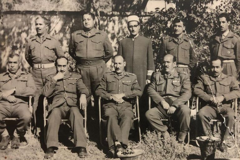 3- شارك إبراهيم -الثاني من يمين الجالسين- برتبة نقيب في حرب فلسطين عام 1948- الجزيرة نت