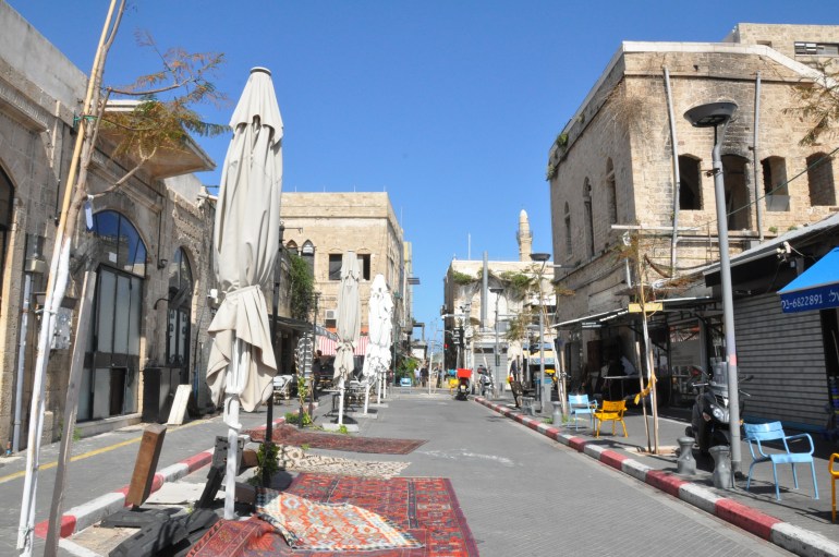 تراجع الحركة التجارية وسوق العمل بالمقاهي والمطاعم في منطقة تل أبيب ويافا بسبب إطلاق الصواريخ.