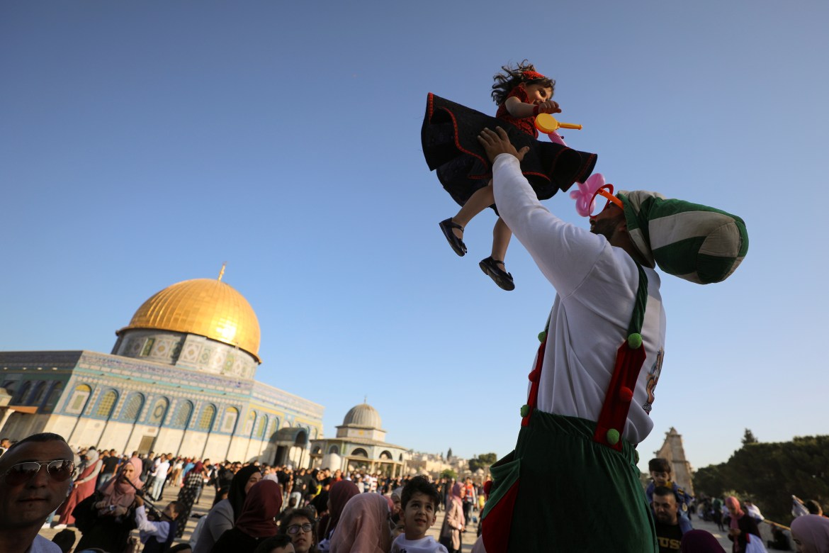 حرص المقدسيون على إشاعة البهجة والسرور في نفوس الصغار لدى صلاة العيد بالمسجد الأقصى (الأوروبية)