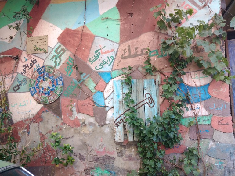 جدارية بأسماء المدن الفلسطينية تزين أحد جدران منزل متحف الشاب أبو الراغب