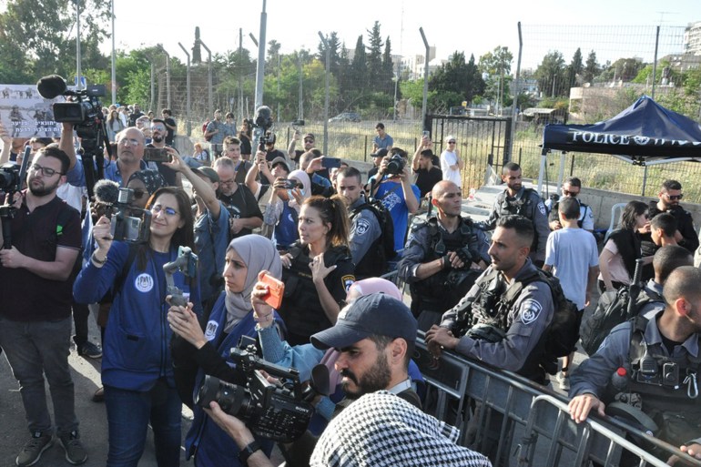 الشرطة تمنع من الصحافيين وطواقم وسائل الإعلام من الوصول للمنازل المهددة بالإخلاء بحي الشيخ جراح