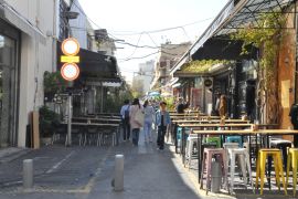 تراجع الحركة التجارية وسوق العمل بالمقاهي والمطاعم في منطقة تل أبيب ويافا بسبب إطلاق الصواريخ.