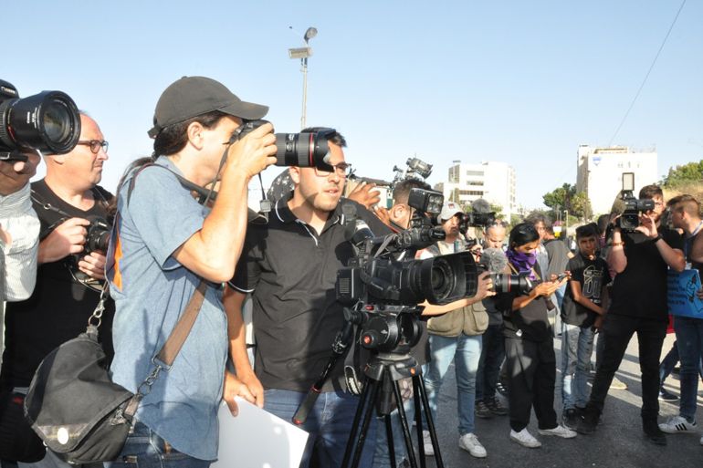 الشرطة الإسرائيلية تصعد عدوانها على الصحافيين الفلسطينيين وطواقم وسائل الإعلام