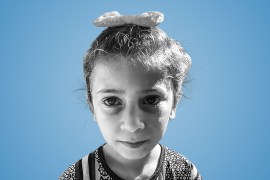 مقطع فيديو مؤثر لطفلة تروي قصة نزوحها هي وعائلتها من منزلها على حدود شمال قطاع غزة