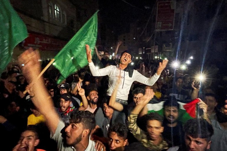 فلسطينيون في غزة يحتفلون بوقف إطلاق النار الذي دخل حيز التنفيذ الساعة الثانية صباحا (رويترز)