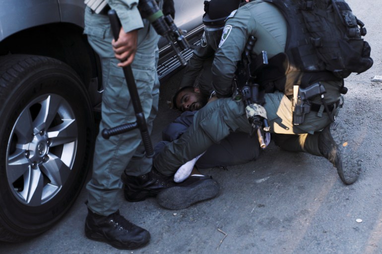 قوات أمن إسرائيلية تعتقل محتجا فلسطينيا في القدس المحتلة (رويترز)