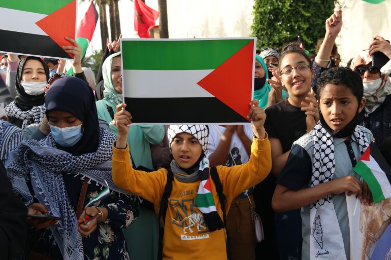 أطفال مغاربة يشاركون في الوقفة التضامنية مع الشعب الفلسطيني امام البرلمان
