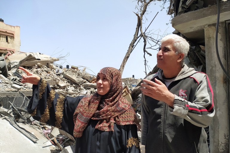 جمال حرز الله وزوجته هويدا يتفقدان دمار منزلهما في غزة