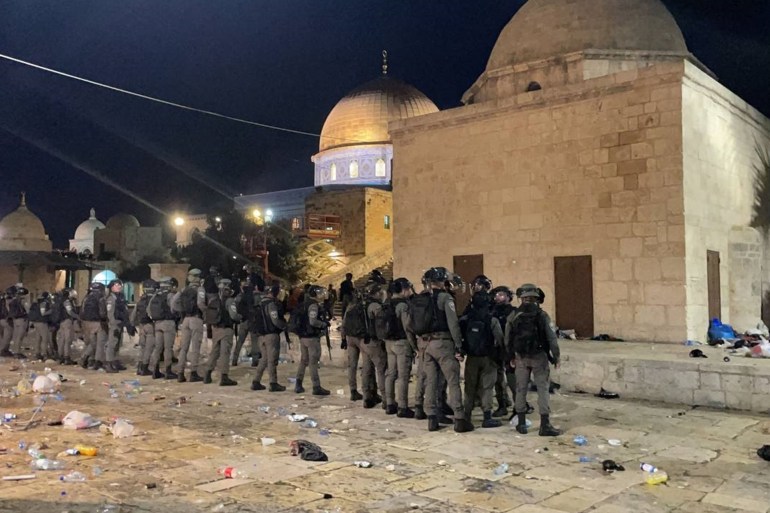 جيش الإحتلال السرائيلي يقتحم المسجد الأقصى  GettyImages-1232746652