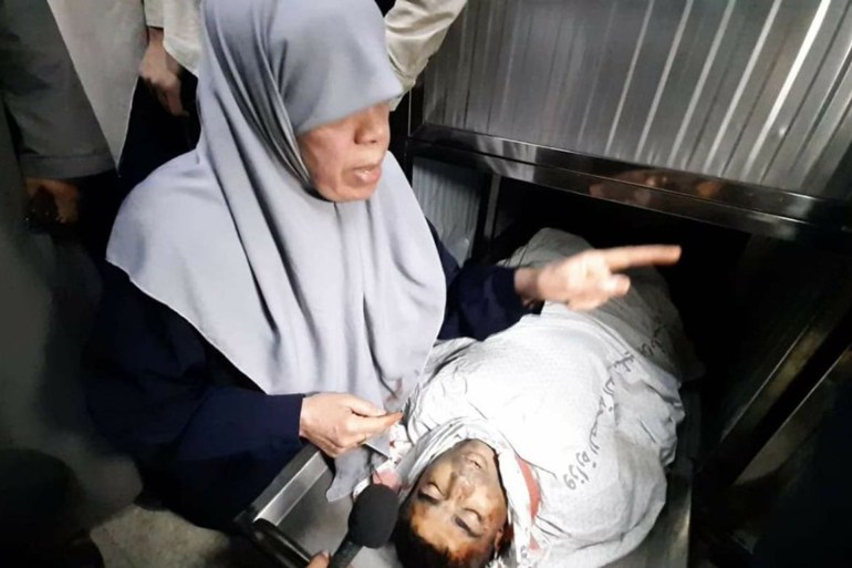 صورة لأم أحمد العابد التي ودعت ابنها الثالث شهيدا في غزة (مواقع التواصل)