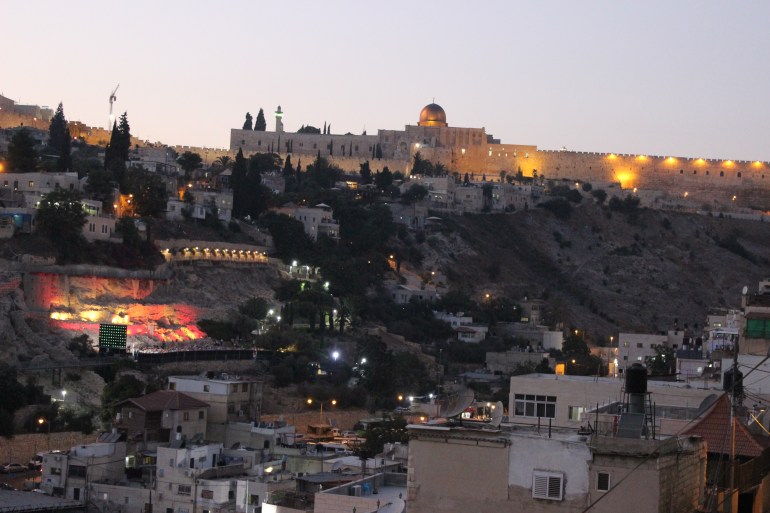 سلوان، القدس صورة عامة تظهر بها بعض أحياء سلوان وفي خلفية الصورة يظهر سور القدس التاريخي والمسجد الأقصى(الجزيرة نت)